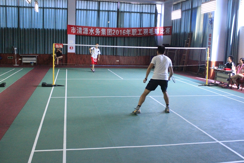 以球?yàn)槊酱俳涣? 奮力拼搏展風(fēng)采