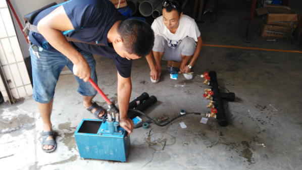 建恒公司對材料試壓，保證工程質量