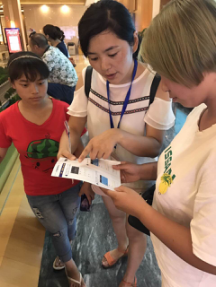 營(yíng)銷(xiāo)部抄收組到交房現(xiàn)場(chǎng)開(kāi)展繳費(fèi)渠道便民宣傳