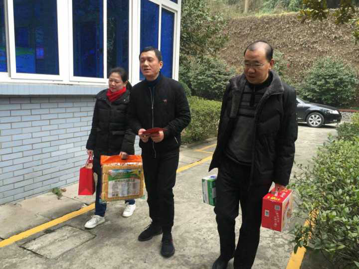 集團公司領(lǐng)導(dǎo)大年三十到一水廠 慰問一線職工