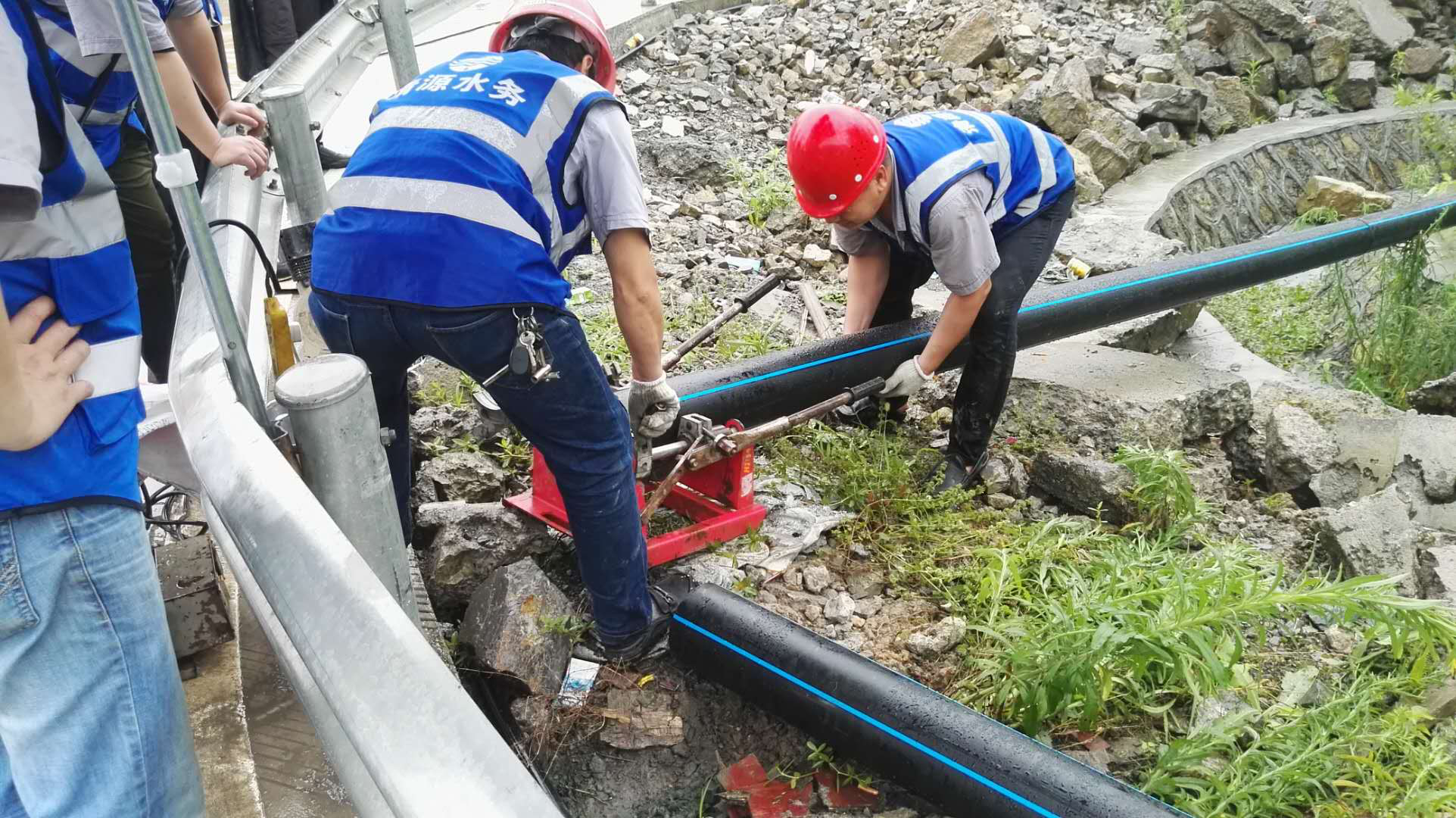 危急時刻不忘使命，確?？拐鹁葹?zāi)物資按時送達(dá)