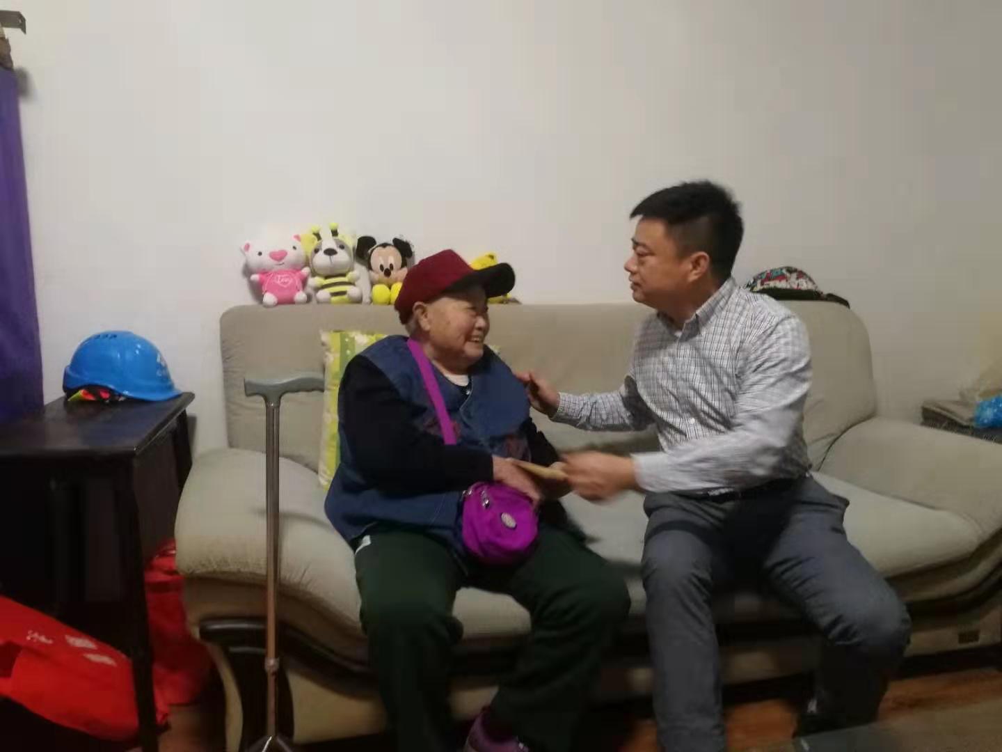 慰問(wèn)英雄家屬  送上節(jié)日問(wèn)候