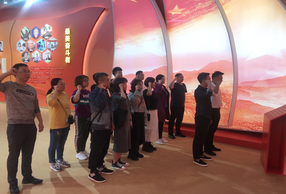 砥礪奮進七十載 滄桑巨變振人心