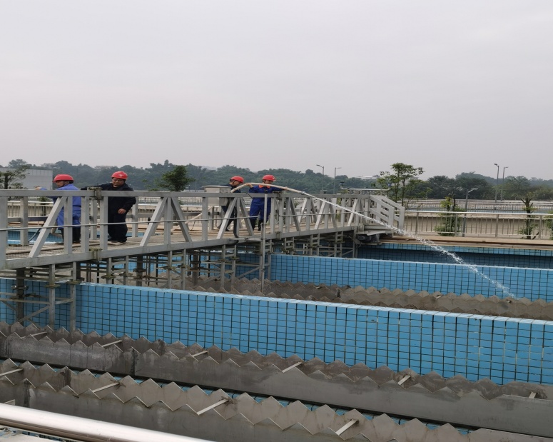 菜壩水廠組織員工進行沉淀池、濾池清洗工作