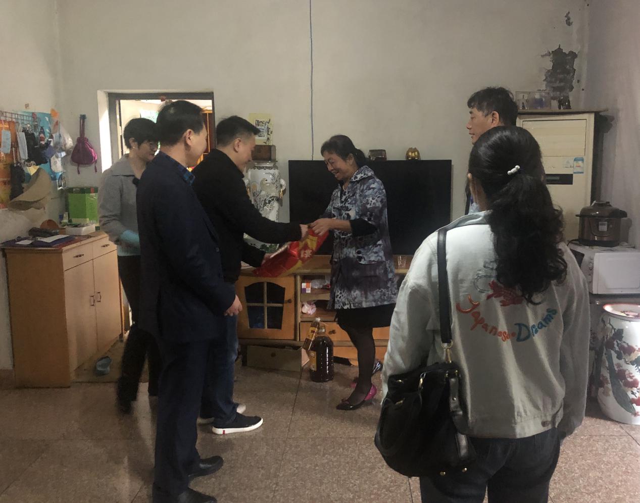 走訪慰問(wèn)困難戶，真情關(guān)愛(ài)暖人心