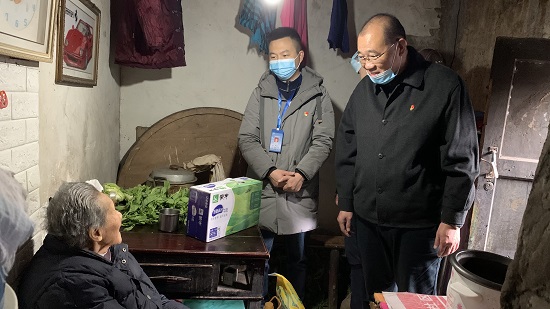 集團公司慰問“雙包雙?！鄙鐓^(qū)困難群眾