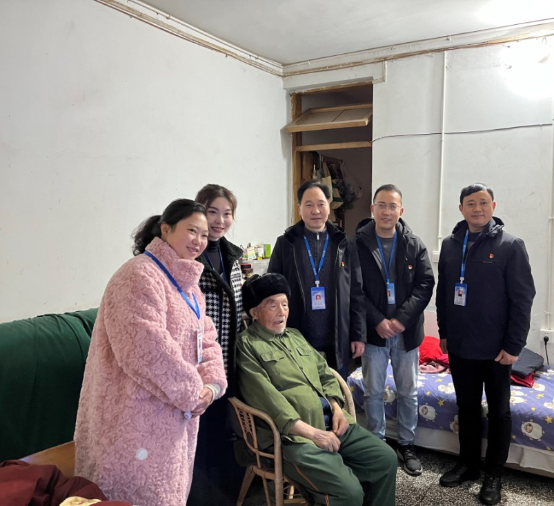 節(jié)前慰問送溫暖，情系下渡口社區(qū)困難群眾